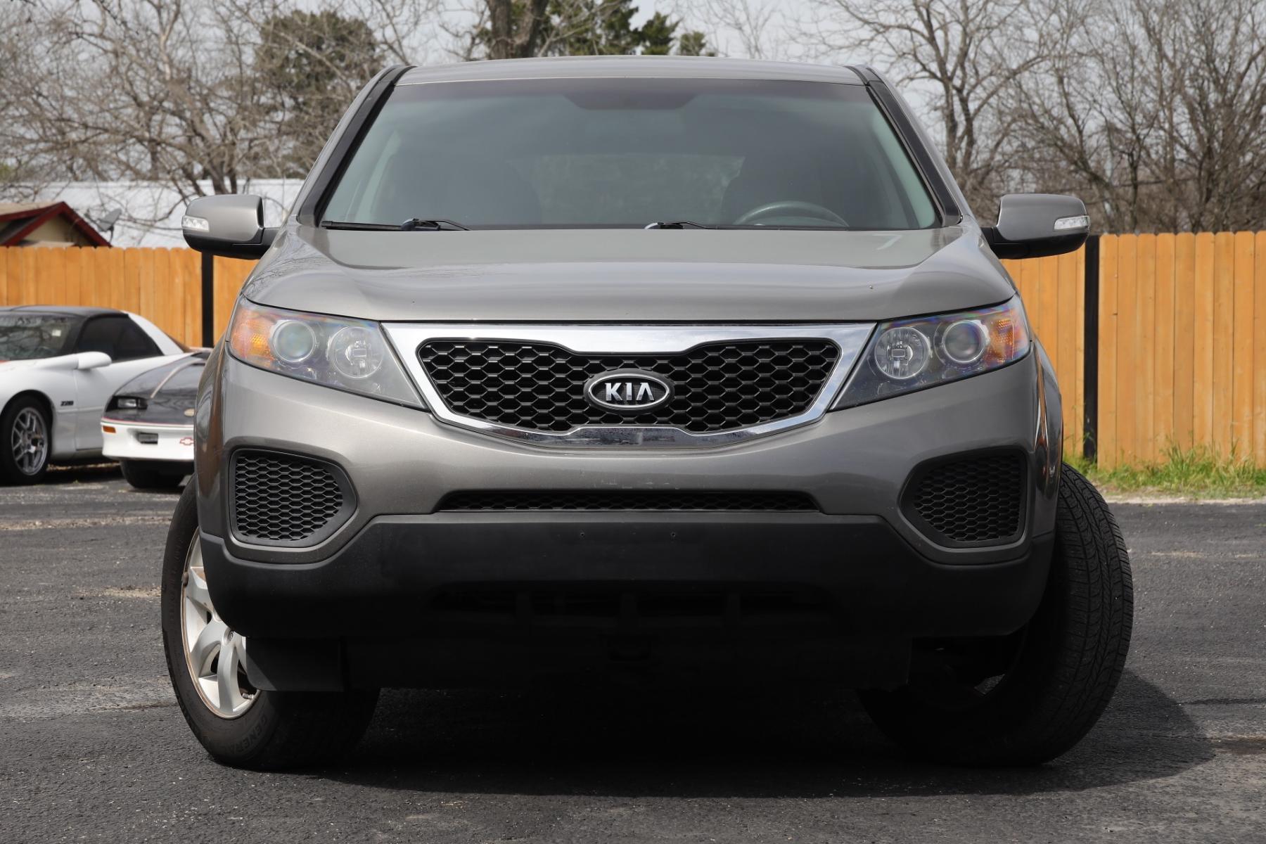 2012 GRAY KIA SORENTO LX 2WD (5XYKT3A10CG) with an 2.4L L4 DOHC 16V engine, 6-SPEED AUTOMATIC transmission, located at 420 E. Kingsbury St., Seguin, TX, 78155, (830) 401-0495, 29.581060, -97.961647 - Photo #1